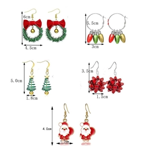 Detailansicht der festlichen Weihnachtsohrringe mit Kranz- und Baum-Anhängern