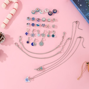 Blaues Weihnachts-DIY-Schmuckset mit Schneeflocken-Anhängern und Perlenarmbändern