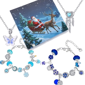 Weihnachten 31 tlg. blaues Schmuckset mit DIY-Schneeflockenperlen und Herzanhängern auf Weiß