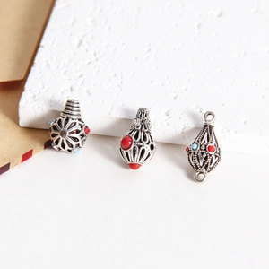 Vintage Tibet Silber hohle Cloisonné Perlen mit roten und blauen Akzenten für DIY Schmuck