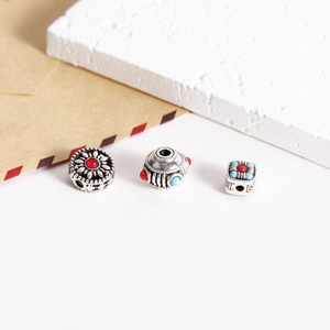 Vintage Tibet Silberperlen mit Cloisonné-Muster und roten Steinen für DIY-Schmuckbau