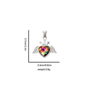 Vista detallada del colgante corazón con alas plateado mide 2,7cm por 2,3cm y pesa 2,8g