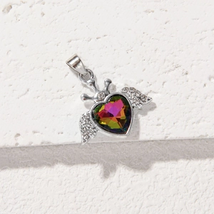 Colgante de corazón étnico con gema colorida, alas plateadas y adorno de corona