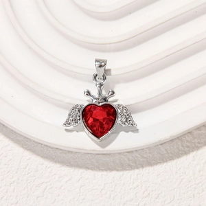 Colgante étnico de corazón con corona plateada y alas con gema roja central