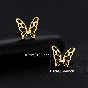 Nahaufnahme goldener Schmetterlingsohrringe, Maße: 0,9 cm Höhe und 1,1 cm Breite im Detail