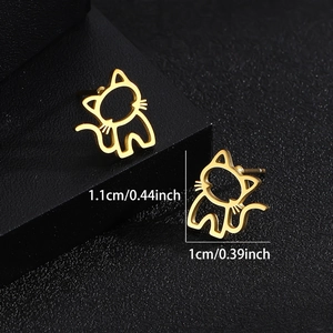 Detailansicht der katzenförmigen Gold-Ohrstecker mit den Maßen 1,1 cm mal 1 cm
