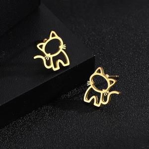 Detaillierte Nahaufnahme goldener Edelstahl-Ohrstecker in Katzenform auf schwarzem Grund