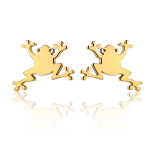 Detailansicht der goldenen Frosch-Ohrstecker aus poliertem Edelstahl mit Spiegelreflexion