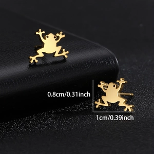 Detailaufnahme goldener Frosch-Ohrstecker auf schwarzem Grund mit Größenangaben