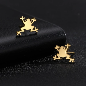 Detaillierte Makroansicht der goldenen Frosch-Ohrstecker aus Edelstahl auf schwarzem Display