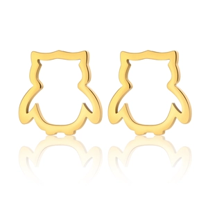 Nahaufnahme von goldenen minimalistischen hohlen Eulen-Ohrsteckern mit poliertem Finish