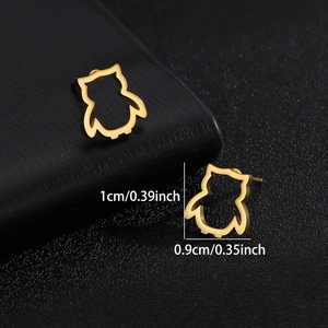 Detailansicht der goldenen Eulen-Ohrstecker, Maße 1 cm x 0,9 cm auf schwarzem Leder