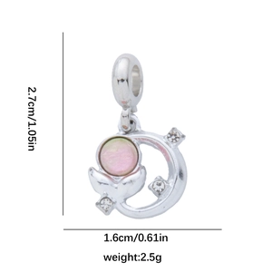 Detailansicht eines Fischschwanz-Anhängers mit rosa Opal und Strasssteinen für DIY-Schmuck