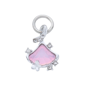 Silberner fächerförmiger Schmuckanhänger mit rosa Harzkern und glitzerndem Schmetterling