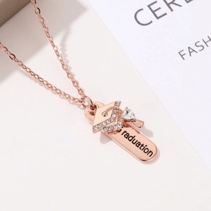 Roségouden afstudeerketting met doctoraalhoedje hanger, hart-zirkonia en gegraveerde staaf