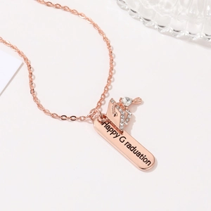 Roségouden afstudeerjasje ketting met sprankelende strass-steentjes en Happy Graduation bedel