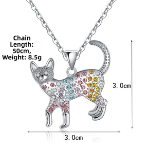 Dettaglio del ciondolo a gatto con strass colorati e dimensioni della catena da 50 cm