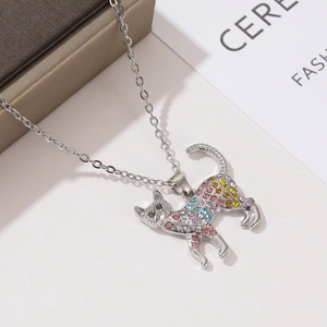 Collana con ciondolo gatto cartone animato con strass colorati su catena d'argento