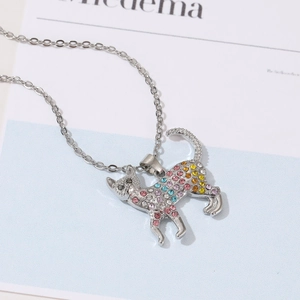 Collana gatto dei cartoni animati con strass colorati e catena d'argento per ragazze