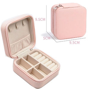 Détail de boîte à bijoux en cuir PU rose avec doublure floquée et dimensions 9,5x9,5x5cm