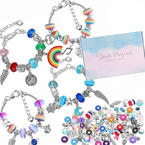 Détails du kit de bracelets DIY arc-en-ciel avec perles en verre colorées et breloques