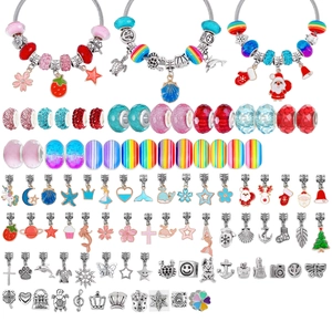 Vista dettagliata del kit per braccialetti natalizi fai-da-te da 100 pezzi con ciondoli e perle
