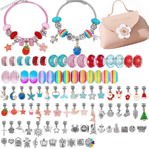 Set fai-da-te 100 pezzi per braccialetti di Natale con borsa rosa e ciondoli vari