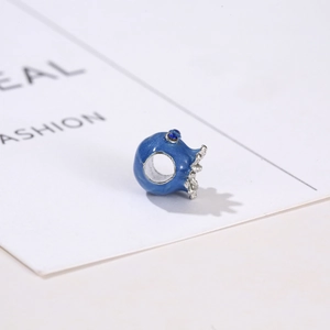 Vue macro d'une perle pieuvre bleue avec finition émail et yeux en cristaux étincelants