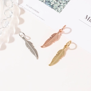 Détails de pendentifs plumes en finitions or, or rose et argent pour bijoux