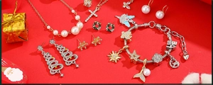 Detailweergave van adventskalender sieradenset met feestelijke bedeltjes en Love armband