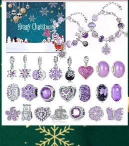 Detail van de paarse kerst adventskalender DIY armbandset met eenhoorn bedeltjes
