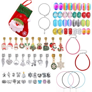 Weihnachts-DIY-Schmuckset mit Perlen, festlichen Anhängern und Ketten im Geschenk-Set