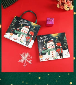 Kerstcadeautas set met sneeuwpop illustraties en bijpassende groene cadeaulinten