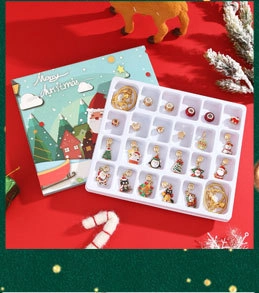 Detail van de kerst adventskalender met DIY armband bedeltjes en feestelijke decoraties