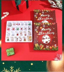 Detail van de adventskalender sieradenset met bedeltjes en 24-daagse geschenkverpakking