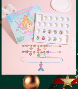 Detailweergave van de zeemeermin adventskalender met doe-het-zelf sieraden en hangers