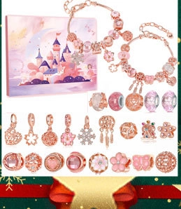 Detail van DIY kerst advent kalender armband met roze bedeltjes en een geschenkdoos