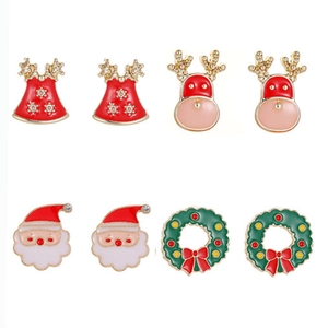 Dettaglio set orecchini natalizi con Babbo Natale, renne e ghirlande festive a lobo