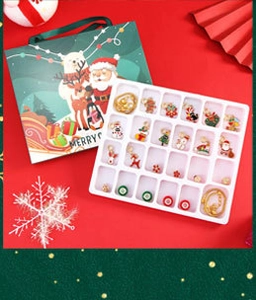 Kerst adventskalender set met 24 vakjes, bedeltjes en groene geschenkverpakking