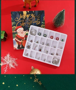 Detail van kerst adventskalender sieradenset met bedeltjes in een 24-vaks lade