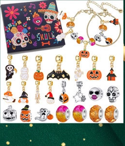 Macro detail van Halloween bedelarmband set met pompoen, spook en schedel hangers