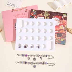 Calendario dell'Avvento natalizio con perline viola e ciondoli per braccialetti DIY