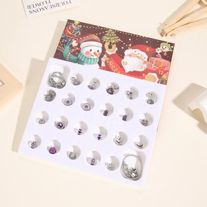 Dettaglio del calendario dell'Avvento natalizio con 22 perline viola e 2 braccialetti