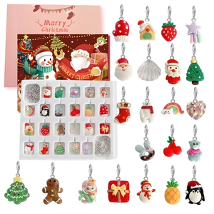 Detail van 24 stuks kerst adventskalender bedeltjes en DIY armbandenset voor meisjes