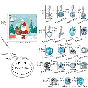 Dettaglio del calendario dell'avvento natalizio con bracciale e vari ciondoli blu