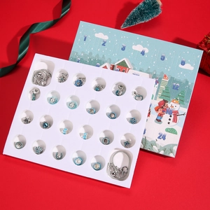 Dettaglio del calendario dell'Avvento blu con perline fai-da-te e bracciali a serpente