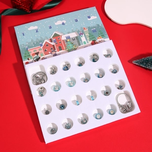 Dettaglio calendario dell'Avvento blu con 22 ciondoli e 2 braccialetti d'argento