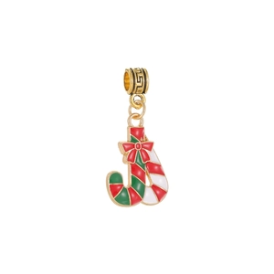 Détail macro de breloques sucre d'orge de Noël avec nœud rouge et anneau gravé