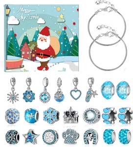 Dettaglio del kit braccialetto di Natale fai da te con ciondoli blu e catene a serpente