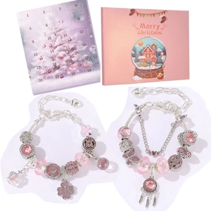 Dettaglio del set bracciale fai-da-te con calendario dell'Avvento e scatola rosa